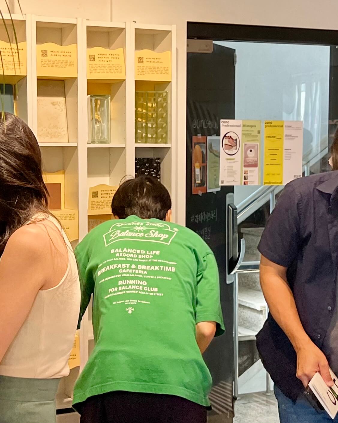 People looking at the bookshelf