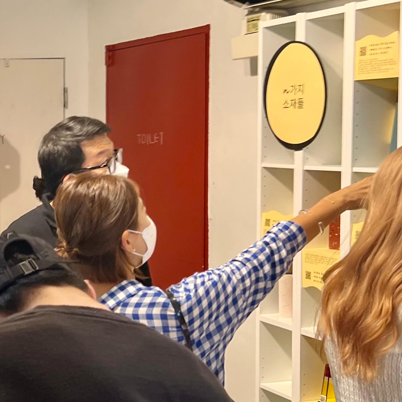 People looking at the bookshelf